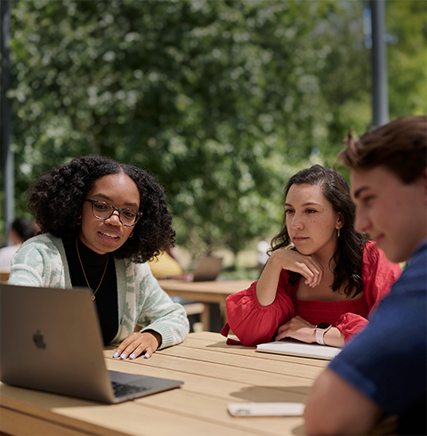 Um pequeno grupo de estagiários da Apple trabalhando em uma mesa no Caffè Macs.