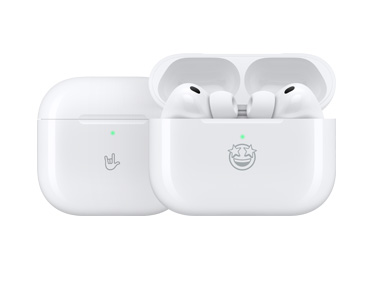 自訂鐫刻的 Apple 產品：MagSafe 充電盒（USB-C）正面鐫刻的是一個搖滾手勢表情符號；打開的 MagSafe 充電盒 (USB-C)，展示 AirPods Pro 3，盒身正面鐫刻的是星星眼睛表情符號