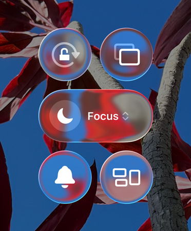 Farverig hjemmeskærm på iPhone med gennemsigtige Liquid Glass-apps og widgets