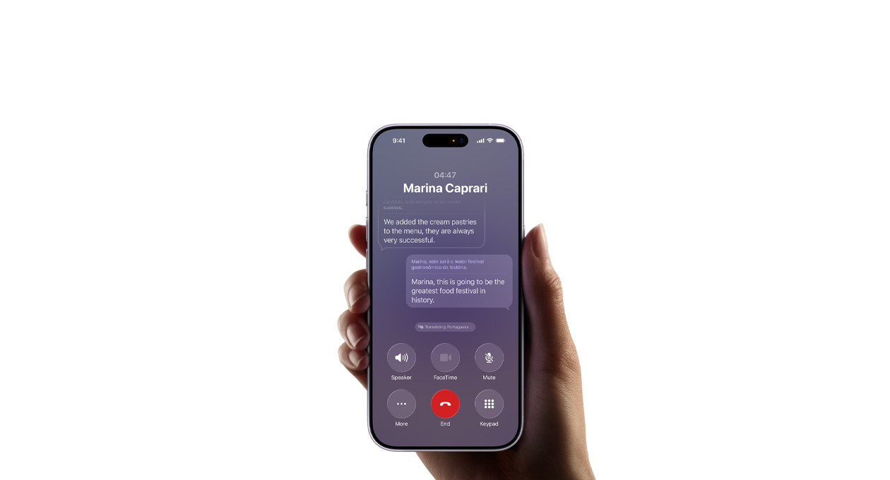 يد تحمل جهاز iPhone 17 يعرض ميزة الترجمة المباشرة في Apple Intelligence‏