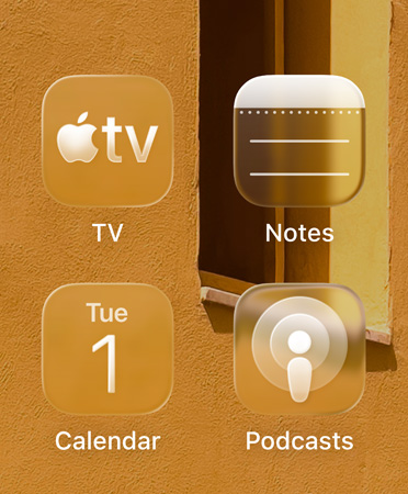 Grid berisi empat ikon aplikasi tembus cahaya, yaitu Apple TV, Catatan, Kalender, dan Podcast, membiaskan latar belakang