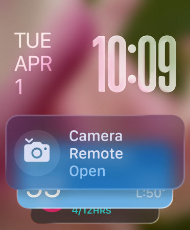Widget Remote&nbsp;Kamera muncul di bagian bawah layar, angka&nbsp;jam tembus pandang di kanan atas, tanggal di kiri&nbsp;atas